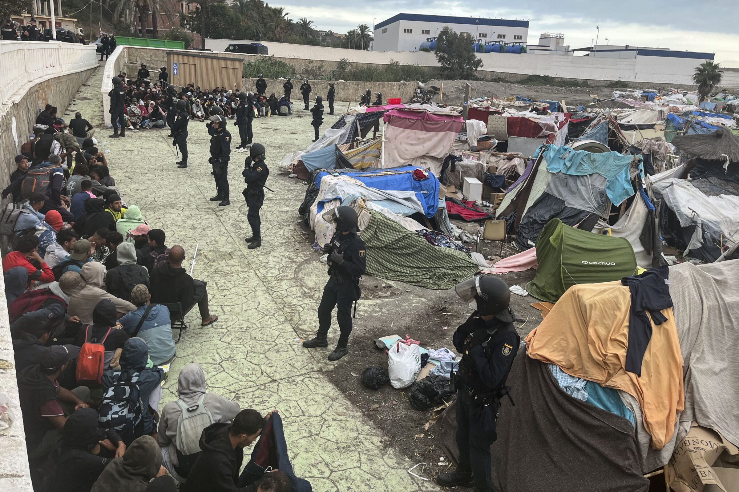 epa13269889 National police officers dismantle the migrant camp at Playa Benitez in Ceuta, Spain, 29 September 2026. Spain is dealing with a massive migration crisis in the autonomous region of Ceuta after thousands of people crossed into the North African enclave from Morocco in late July 2026.  EPA/Reduan