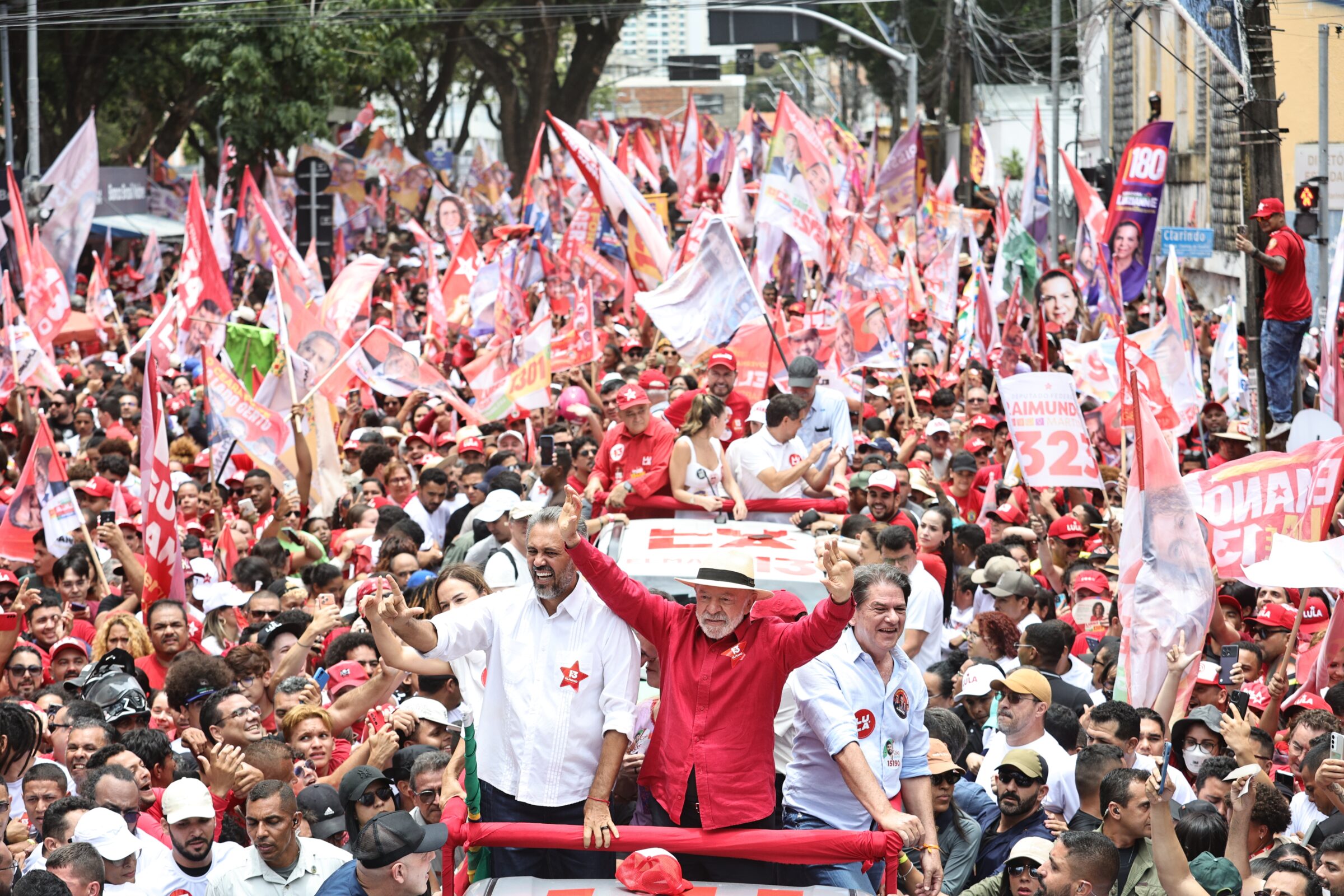 Flávio Bolsonaro skorar Luiz Inácio Lula da Silva á hólm í hörðum forsetakosningum í Brasilíu