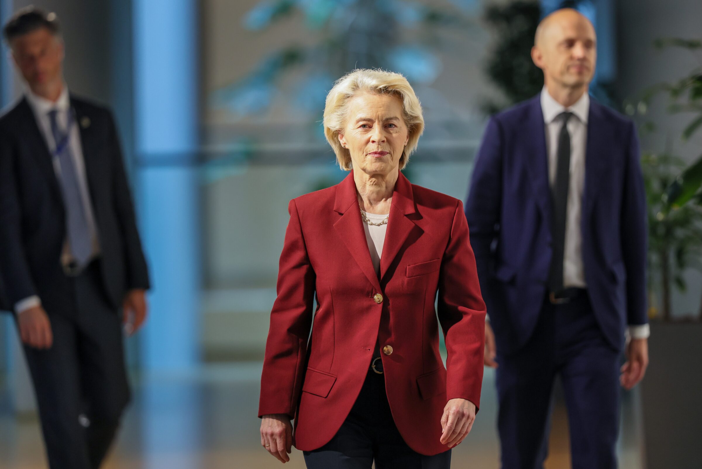 euobserver.com - Wester van Gaal - EU vows to stop buying Arctic oil and gas, but drops ban from its new strategy