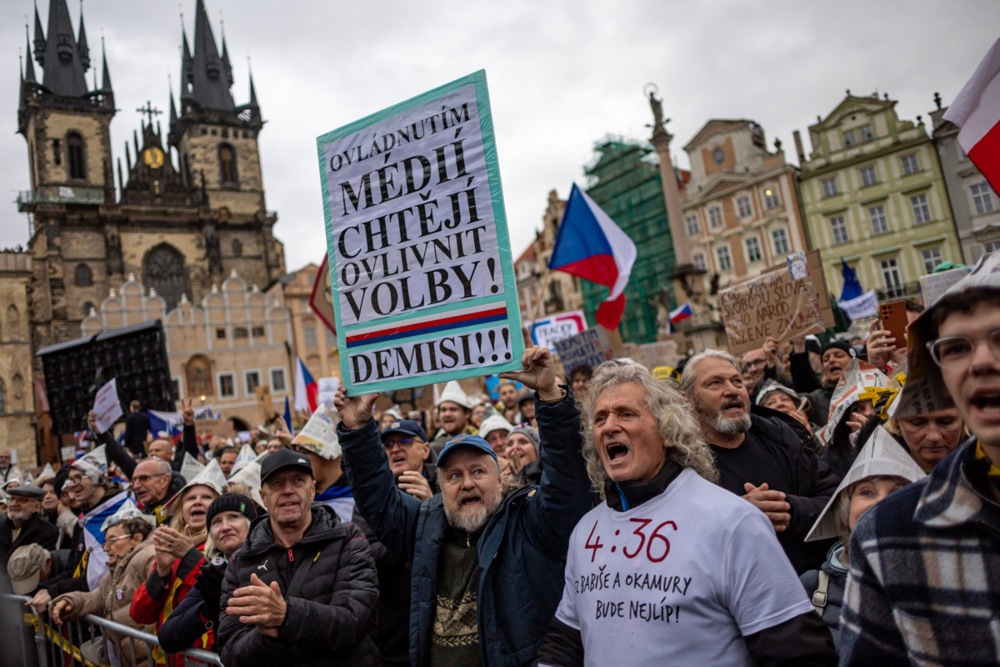 euobserver.com - Markéta Boubínová - Czech government approves first step to scrapping TV and radio licence fees in 4.36am vote, sparking protests